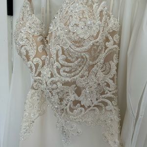 Never Worn mermaid Wedding dress 😍 the details are to die for size 4